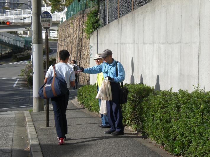 啓発キャンペーン9回早朝でのバス停通勤者への啓発の写真