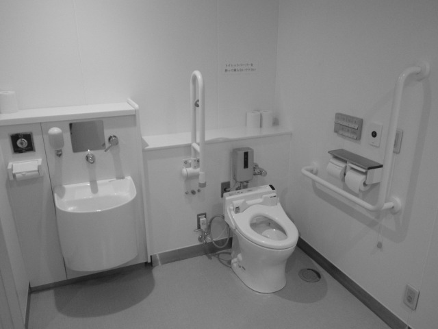 オストメイトを設置した多目的トイレの写真